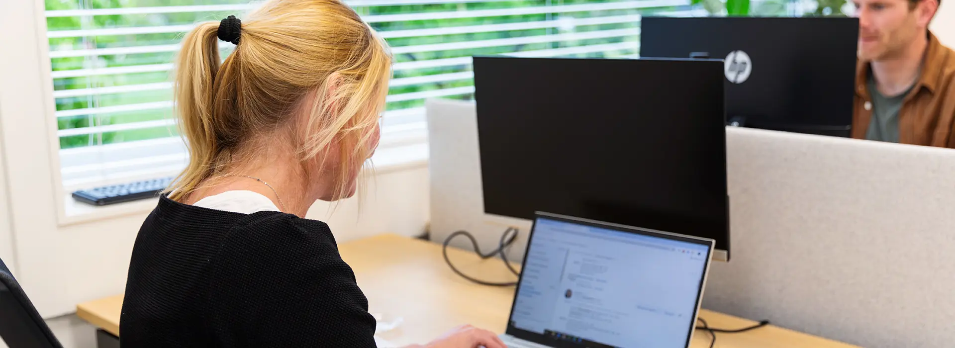 Vrouw-achter-laptop