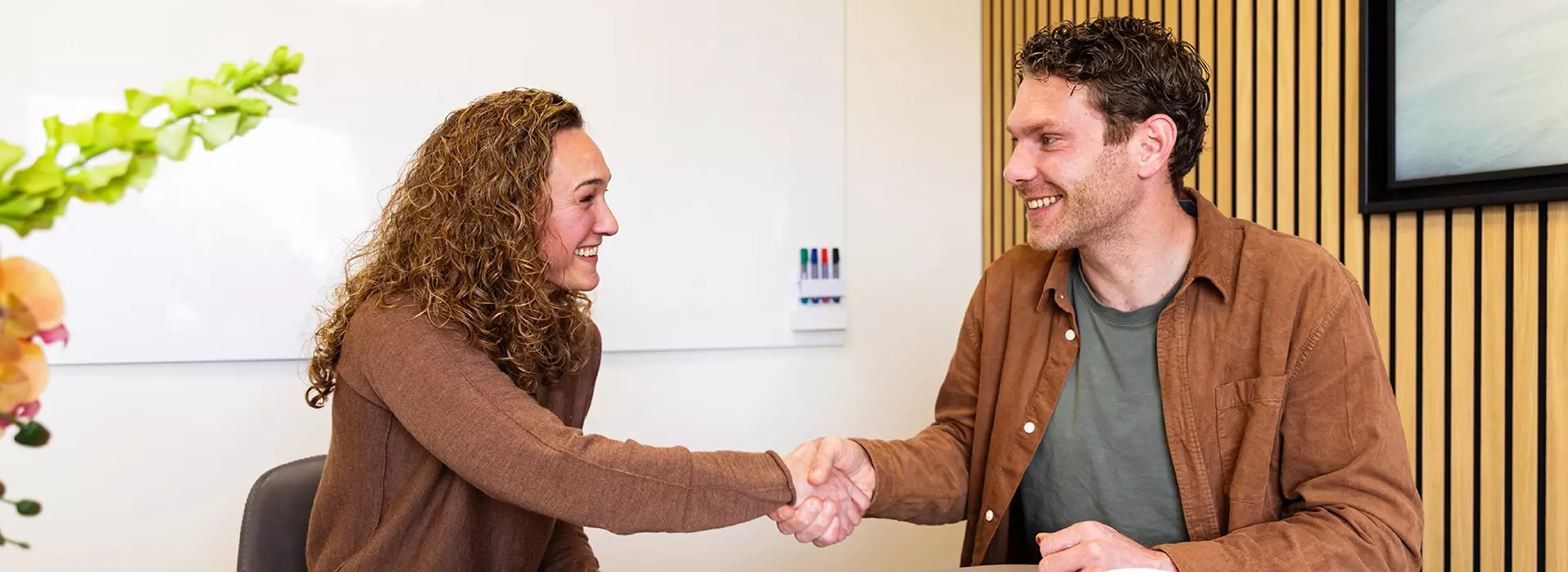 Man-vrouw-schudden-elkaar-de-hand