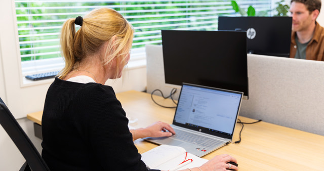 Vrouw-achter-laptop